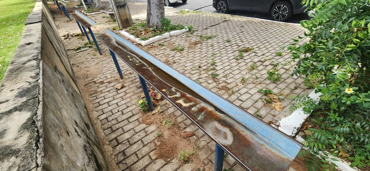 Assentos em situação perigosa e precária ao lado do campo de futebol da Praça da Integração do Parque Piauí 1