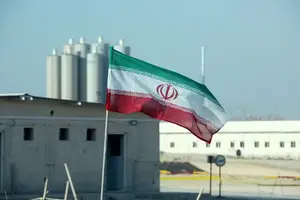 Bandeira do Irã hasteada perto da usina nuclear de Busher (Foto: Reprodução | ATTA KENARE / AFP)