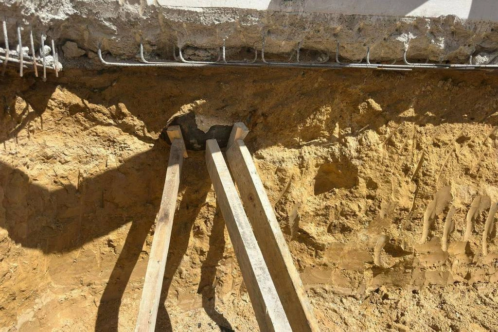 Bomba da Segunda Guerra Mundial em parede no subúrbio de Colombes, cidade no noroeste de Paris