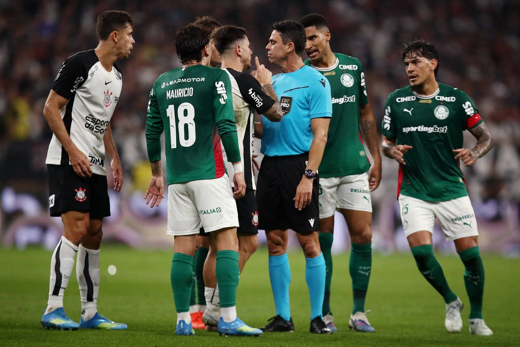 Discussão entre jogadores do Corinthians e do Palmeiras em clássico na Neo Química Arena, em São Paulo