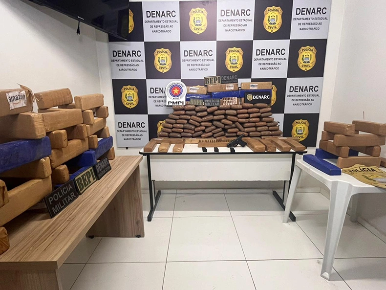 drogas, além de armas e na prisão de suspeitos em um sítio entre Caxias e Timon, no Maranhão. Segundo ele, o local seria utilizado por uma facção criminosa