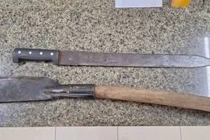 Foice e facão utilizados na agraessão (Foto: PM-PI)