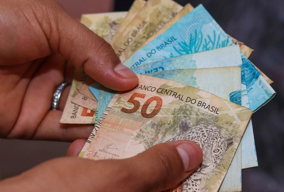 Governo projeta salário mínimo de R$ 1.717 em 2027