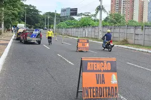 Interdição parcial na Avenida Raul Lopes está sendo mantida para garantir a segurança dos técnicos que estão no local (Foto: STRANS)