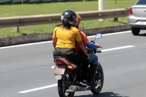 Motociclista e passageiro (Foto: Reprodução)