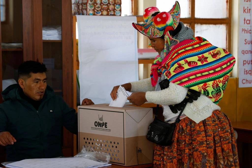 Mulher indígena vota durante eleição presidencial em Coata, no Peru