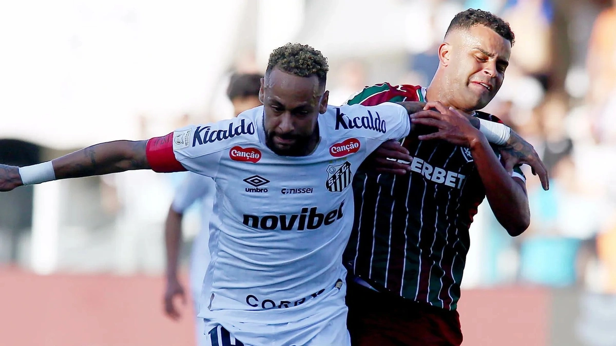 Neymar durante o duelo entre Santos e Fluminense pelo Brasileirão Foto