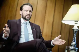 O ministro da Fazenda, Dario Durigan, em entrevista em seu gabinete, em Brasília (Foto: Gabriela Biló)
