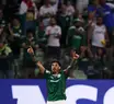 Palmeiras vence com um a menos e segue firme na liderança