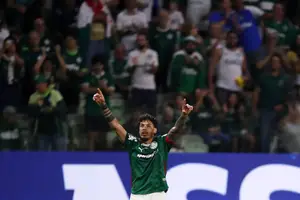 O paraguaio Gustavo Gómez, capitão do Palmeiras, festeja seu gol, o único do jogo contra o Athletico-PR em São Paulo (Foto: Reuters)