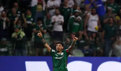 Palmeiras vence com um a menos e segue firme na liderança