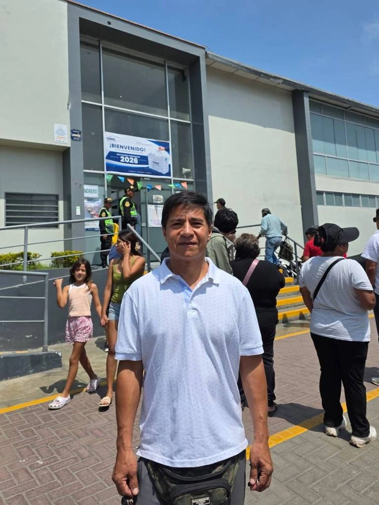 O peruano Carlo Ruíz Molina sai de centro de votação em Lima