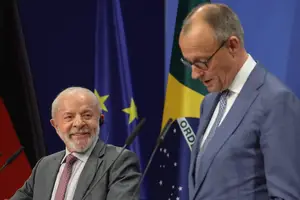 O presidente Lula ao lado do premiê alemão, Friedrich Merz, durante entrevista coletiva em Hannover, na Alemanha (Foto: Odd Andersen - 20.abr.26/AFP)