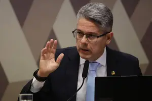 O senador Alessandro Vieira (MDB-SE) durante a leitura do relatório final da CPI do Crime Organizado, no Senado Federal (Foto: Pedro Ladeira)