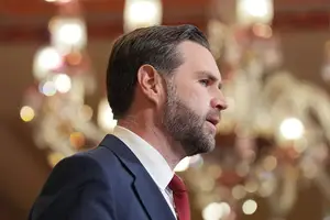 O vice-presidente dos EUA, J. D. Vance, conversa com a imprensa em Islamabad, no Paquistão (Foto: Jacquelyn Martin/AFP)