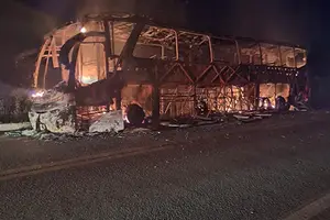 Ônibus pega fogo (Foto: PM-PI)