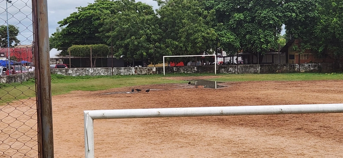 Os urubus tomam de conta do equipamento esportivo abandonado