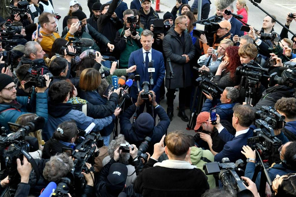 Péter Magyar, oposicionista que tenta tirar Viktor Orbán do poder após 16 anos, dá entrevista após votar em Budapeste, na manhã deste domingo (12)
