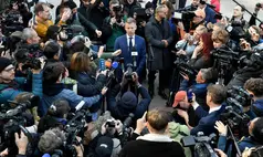 Oposição vence, e Hungria encerra 16 anos de governo de Viktor Orbán