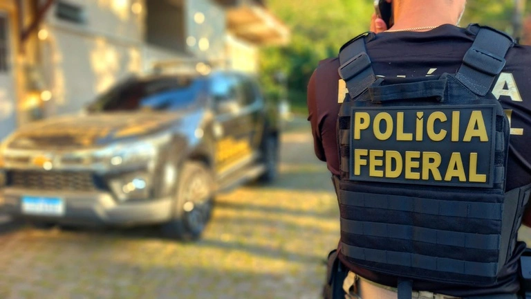 Polícia Federal executando prisão de condenado por estupro de vulnerável