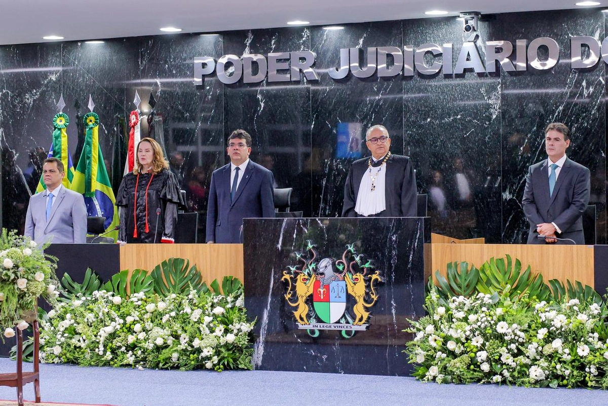 Presidente da OAB-PI Raimundo Júnior, Claudia Seabra representante do MPPI, governador Rafael Fonteles, presidente do TJ-PI Aderson Nogueira e o presidente da ALEPI deputado Severo Eulálio