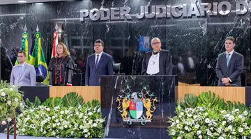 Presidente da OAB-PI Raimundo Júnior, Claudia Seabra representante do MPPI, governador Rafael Fonteles, presidente do TJ-PI Aderson Nogueira e o presidente da ALEPI deputado Severo Eulálio (Foto: Gabriel Paulino)