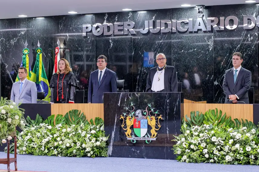 Presidente da OAB-PI Raimundo Júnior, Claudia Seabra representante do MPPI, governador Rafael Fonteles, presidente do TJ-PI Aderson Nogueira e o presidente da ALEPI deputado Severo Eulálio
