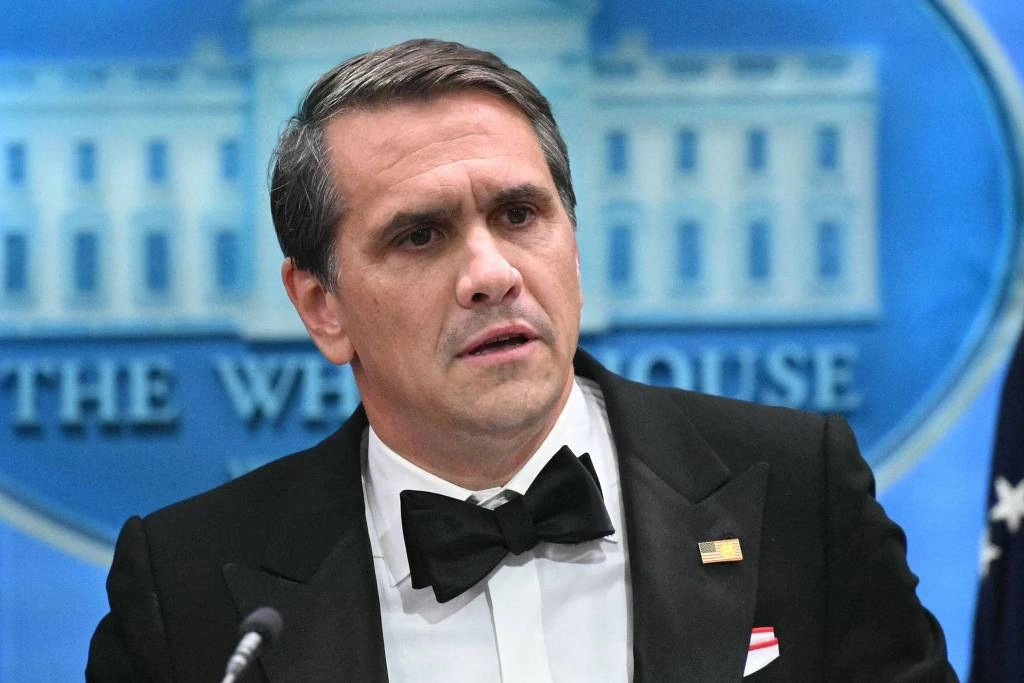 Procurador-geral interino Todd Blanche durante uma coletiva de imprensa na Casa Branca no sábado