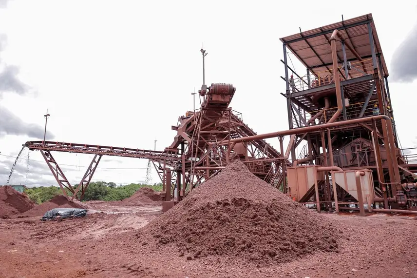 Rafael Fonteles visita operação de mineradora que produz 1,5 milhão de toneladas de minério ao ano e gera mil empregos em Piripiri