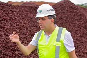 Rafael Fonteles visita operação de mineradora que produz 1,5 milhão de toneladas de minério ao ano e gera mil empregos em Piripiri (Foto: Gabriel Paulino)