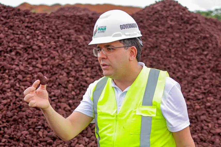 Rafael Fonteles visita operação de mineradora que produz 1,5 milhão de toneladas de minério ao ano e gera mil empregos em Piripiri