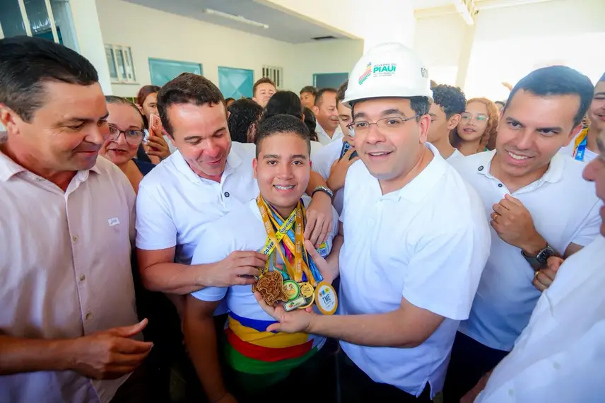 Rafael Fonteles vistoria reforma de escola e obras de calçamento que ampliam qualidade de vida em Sussuapara