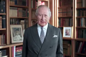Rei Charles 3º gravando uma mensagem em vídeo para marcar o centenário do nascimento da rainha Elizabeth 2ª (Foto: Reuters)