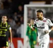 Neymar discute com torcedores após empate do Santos na Vila