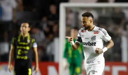 Neymar discute com torcedores após empate do Santos na Vila