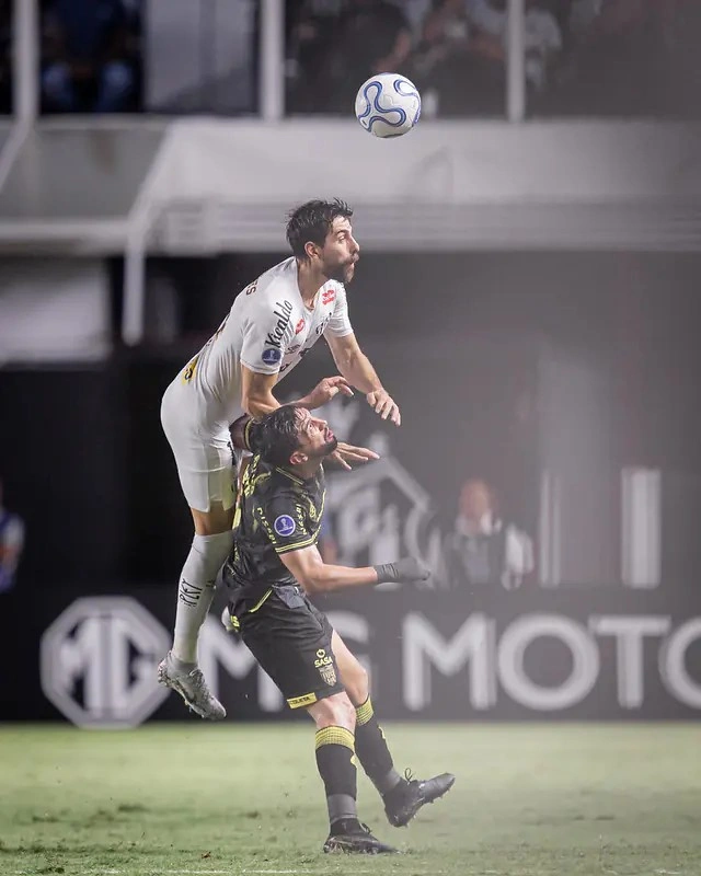 Santistas protestam, e Neymar discute com torcedores na Vila Belmiro