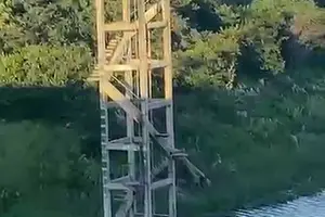 Um homem, identificado apenas como Rafael, desapareceu na tarde deste domingo (26) após saltar da parte mais alta da escadaria do Açude Barreiras, no município de Fronteiras, no Piauí (Foto: Reprodução)