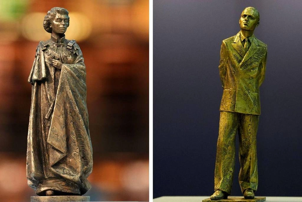 Um modelo da estátua que retrata a rainha Elizabeth 2ª, parte de um memorial a ser construído no St James's Park (à esquerda), que também incluirá uma estátua de bronze do príncipe Philip (à direita)