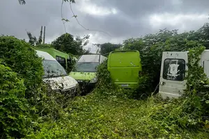 Veículos abandonados pela prefeitura de Teresina de acordo com a empresa Santa Cruz (Foto: Reprodução)