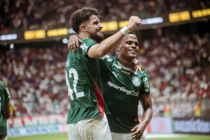 Arias (à direita) comemora gol do Palmeiras ao lado de Flaco López