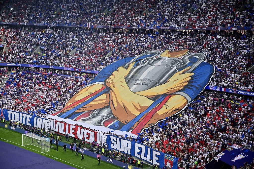 Bandeirão da torcida do PSG estendido antes do início da decisão na Puskas Arena, em Budapeste