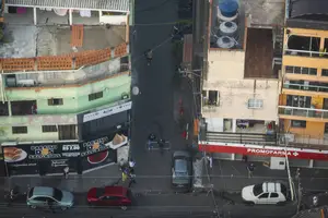 Barreira no meio da rua controla acesso na esquina das ruas Ernest Renan e Melchior Giola, em Paraisópolis, na zona sul de São Paulo (Foto: Reprodução)