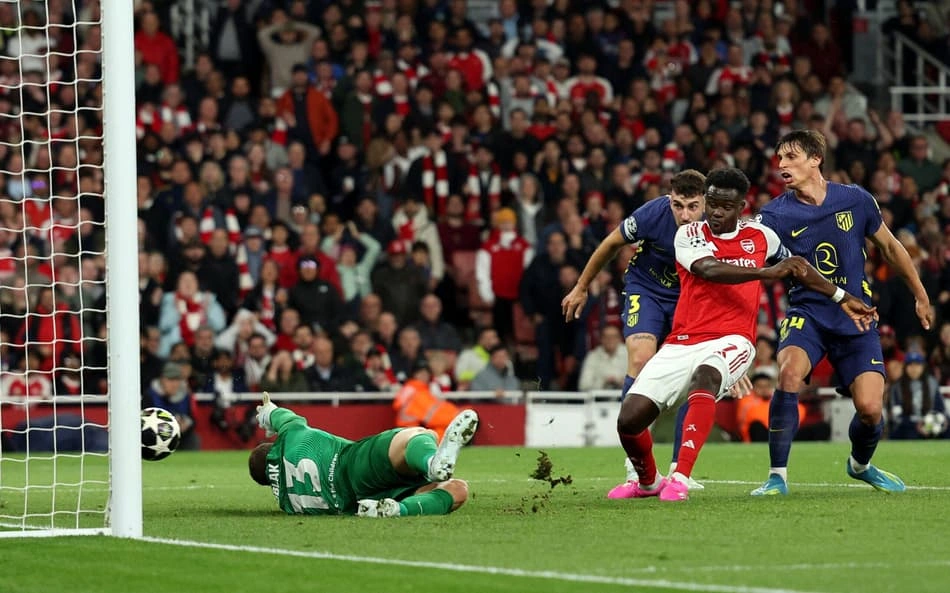 Bukayo Saka faz o gol da classificação dos Gunners para a final da Champions League após 20 anos
