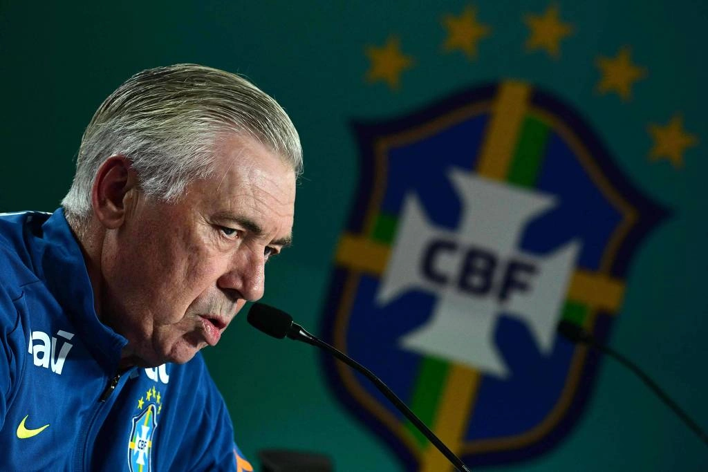 Carlo Ancelotti concede uma de suas entrevistas como técnico da seleção brasileira; em quase todas elas, teve de responder sobre o atacante Neymar