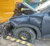 Carro invade canteiro e colide com loja na Av. Miguel Rosa