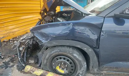 Carro invade canteiro e colide com loja na Av. Miguel Rosa