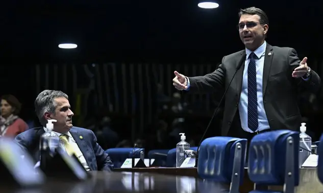 Flávio tenta se afastar de Ciro após operação da PF atingir aliado