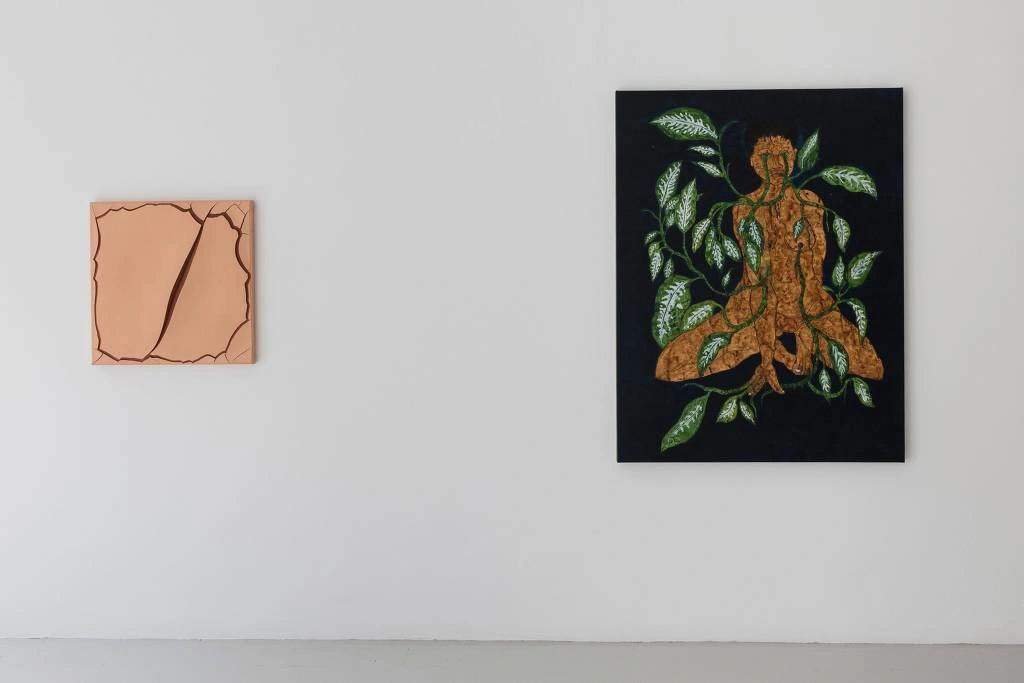 'Comigo Ninguém Pode', nome da exposição do Pavilhão do Brasil em Veneza, surge da obra à direita, da série 'Senhora das Plantas', de Paulino. À esquerda, 'Monocromo Maragogipinho', de Adriana Varejão