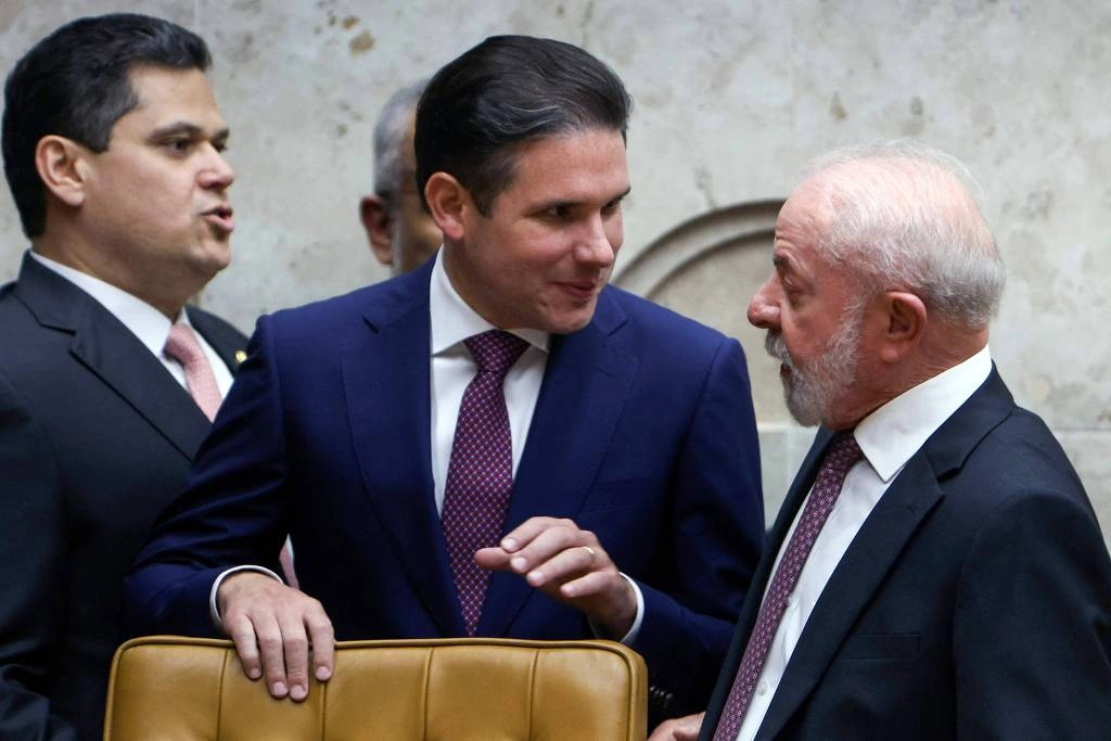 Da esq. para dir, Davi Alcolumbre, presidente do Senado, Hugo Motta, presidente da Câmara e Lula durante evento no STF