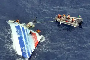 Destroços do avião da Air France que caiu no oceano Atlântico quando voava do Rio para Paris (Foto: Marinha do Brasil)